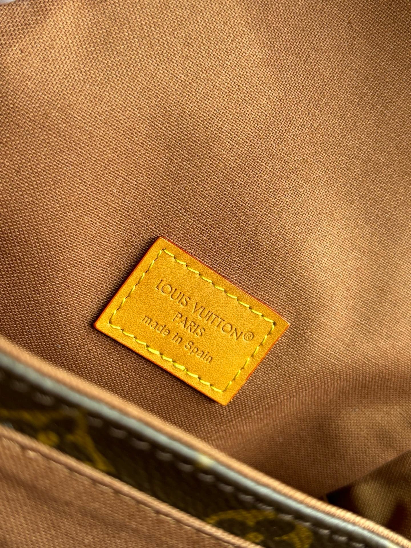 루이비통 / 카고 웨어러블 월릿