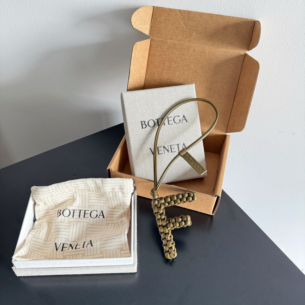 보테가 베네타 / 레터 F 참