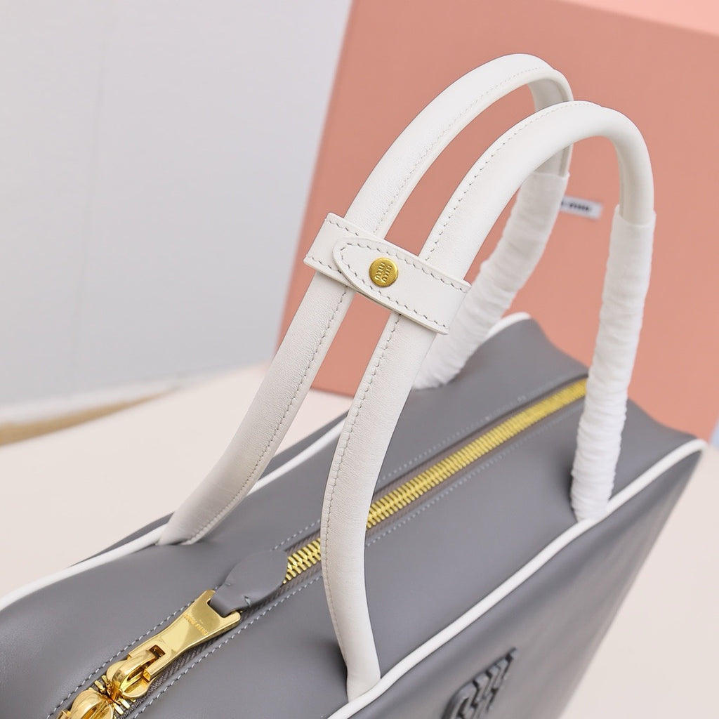 미우미우 / 가죽 보 백