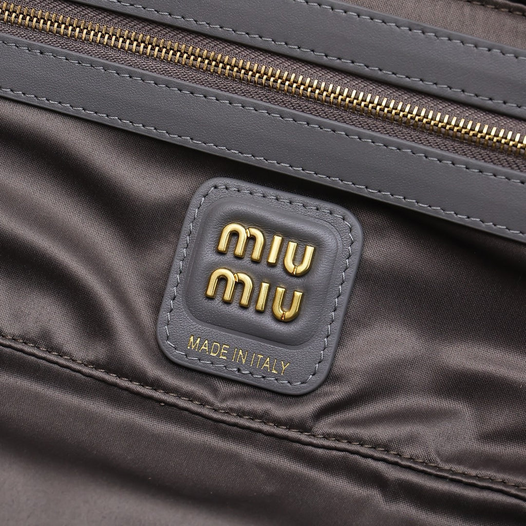 미우미우 / 가죽 보 백