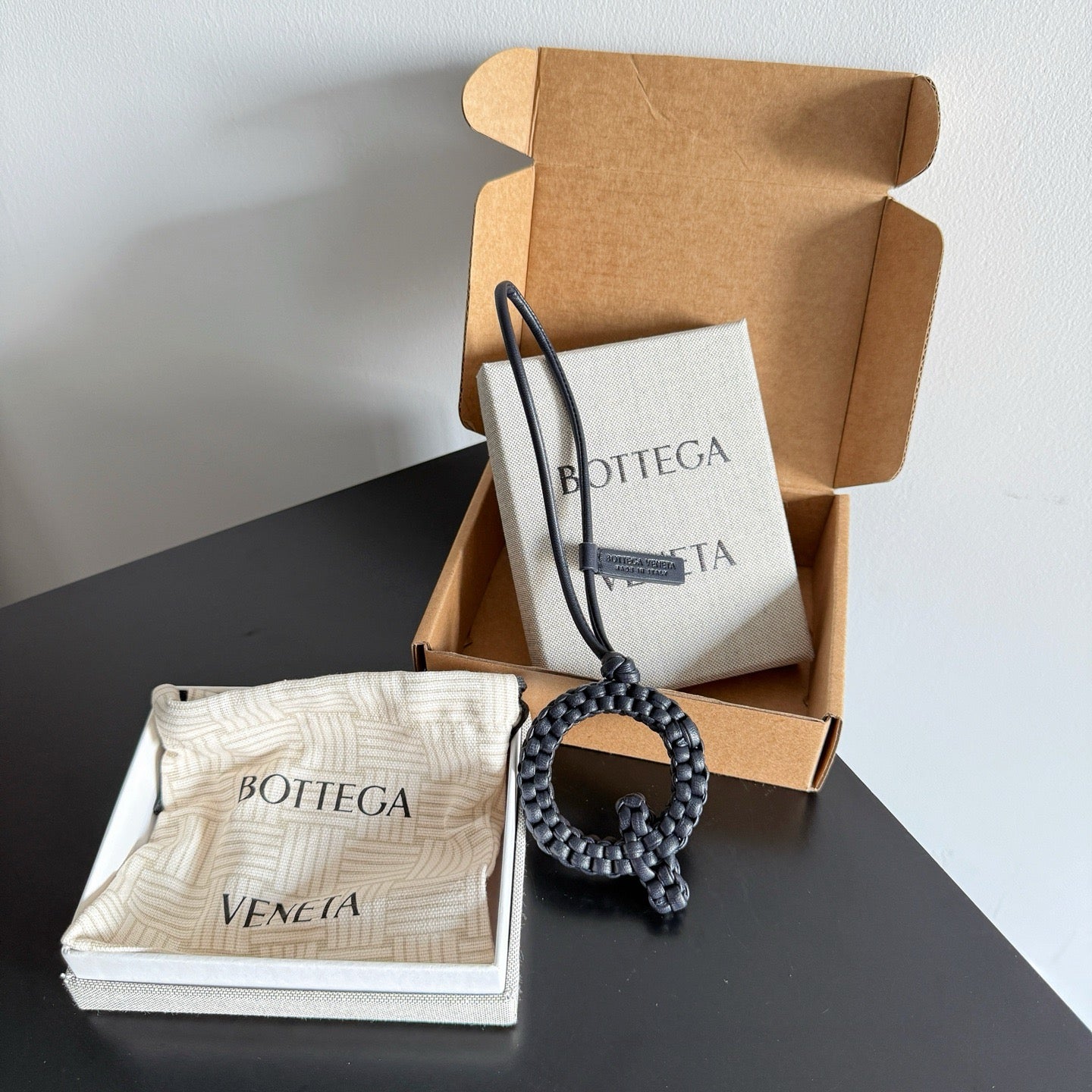 보테가 베네타 / 레터 Q 참