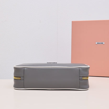 미우미우 / 가죽 보 백