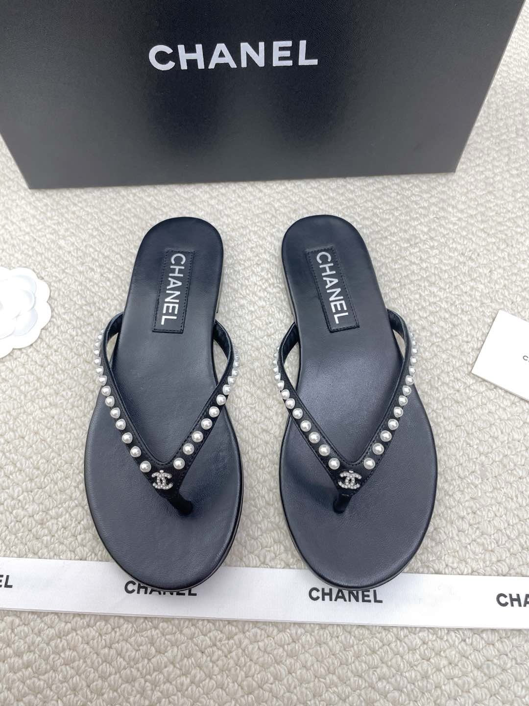 샤넬 / 플립 플랍 스트라스 카프스킨 라인스톤 25SS