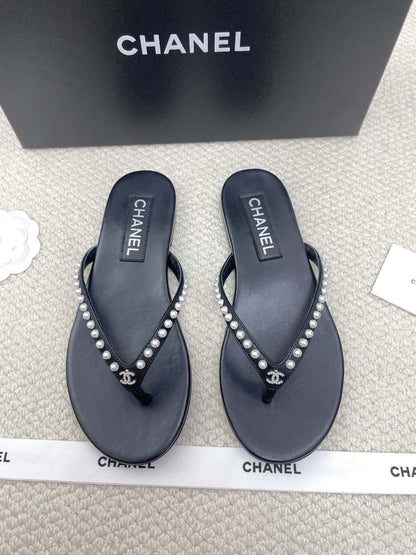 샤넬 / 플립 플랍 스트라스 카프스킨 라인스톤 25SS