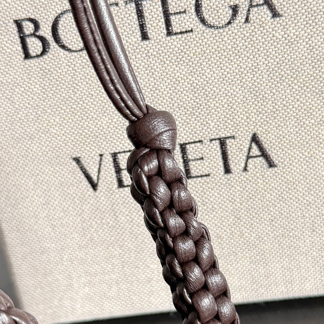 보테가 베네타 / 레터 V 참