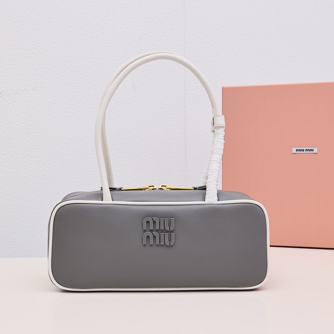 미우미우 / 가죽 보 백