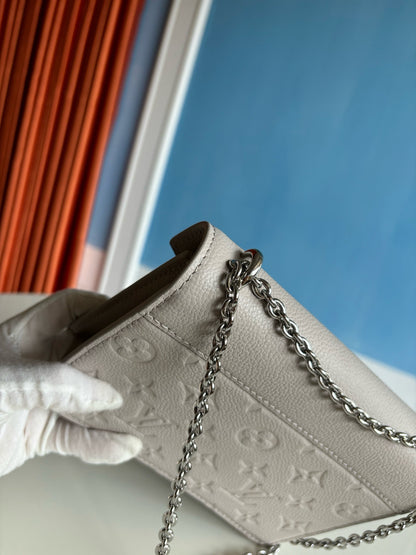 루이비통 / 월릿 온 체인 로지