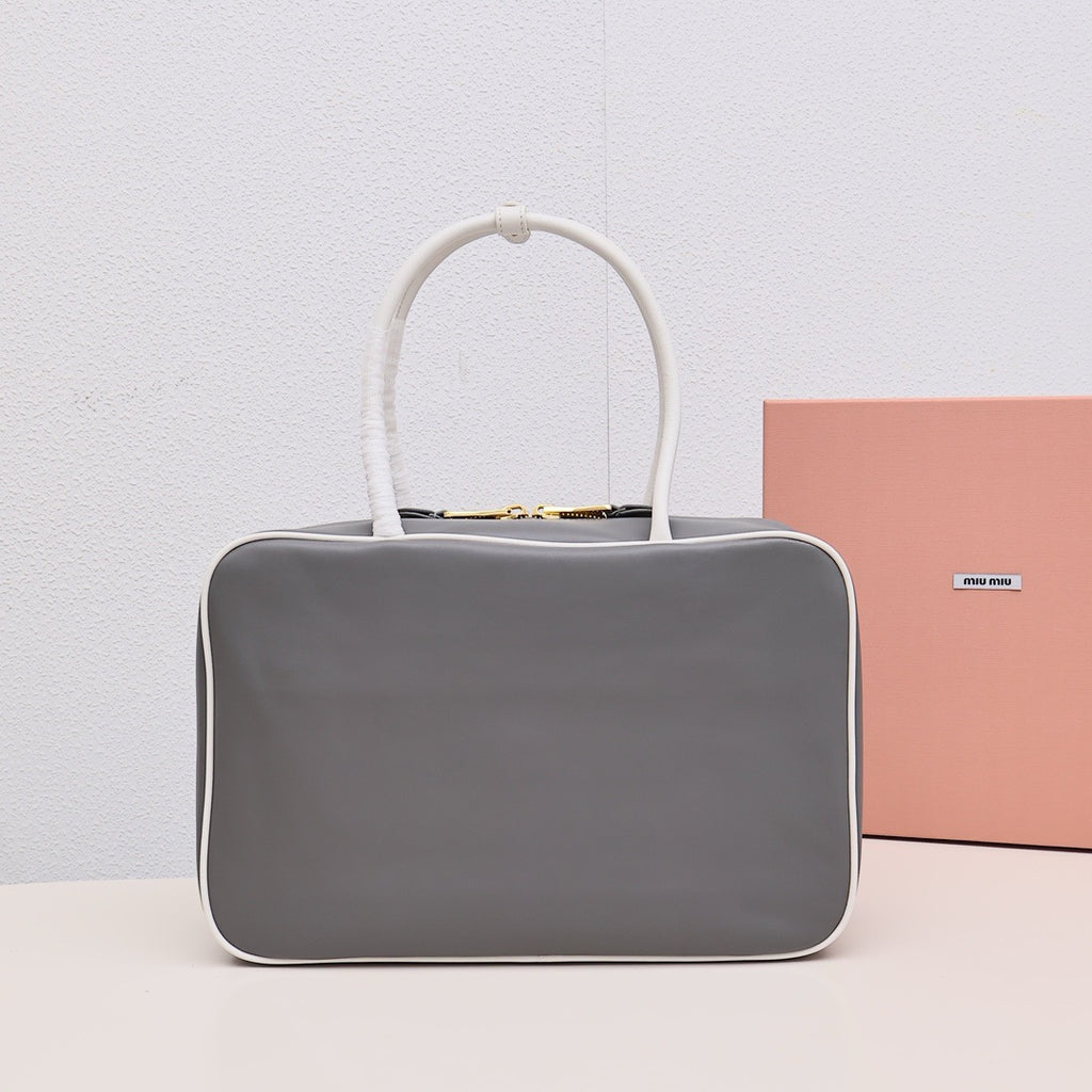 미우미우 / 가죽 보 백