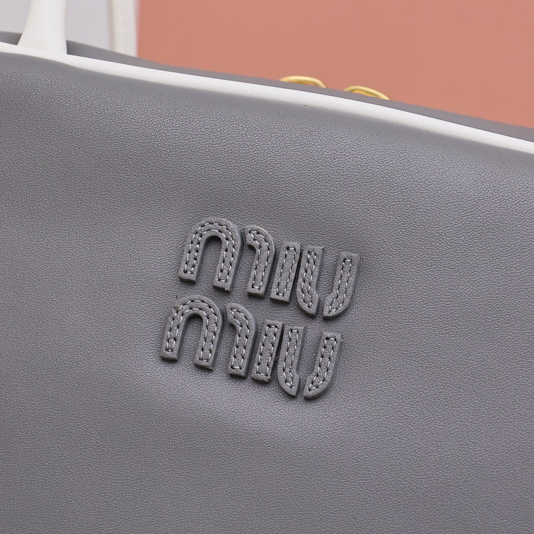 미우미우 / 가죽 보 백