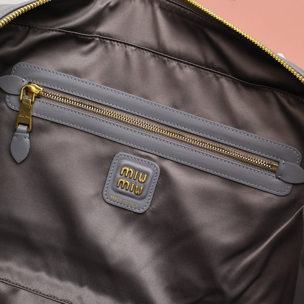 미우미우 / 가죽 보 백