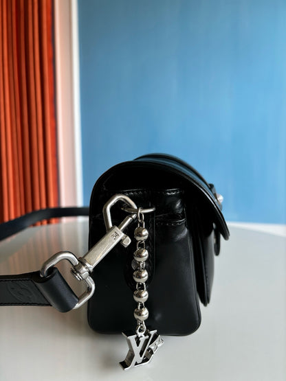 루이비통 / 카고 웨어러블 월릿