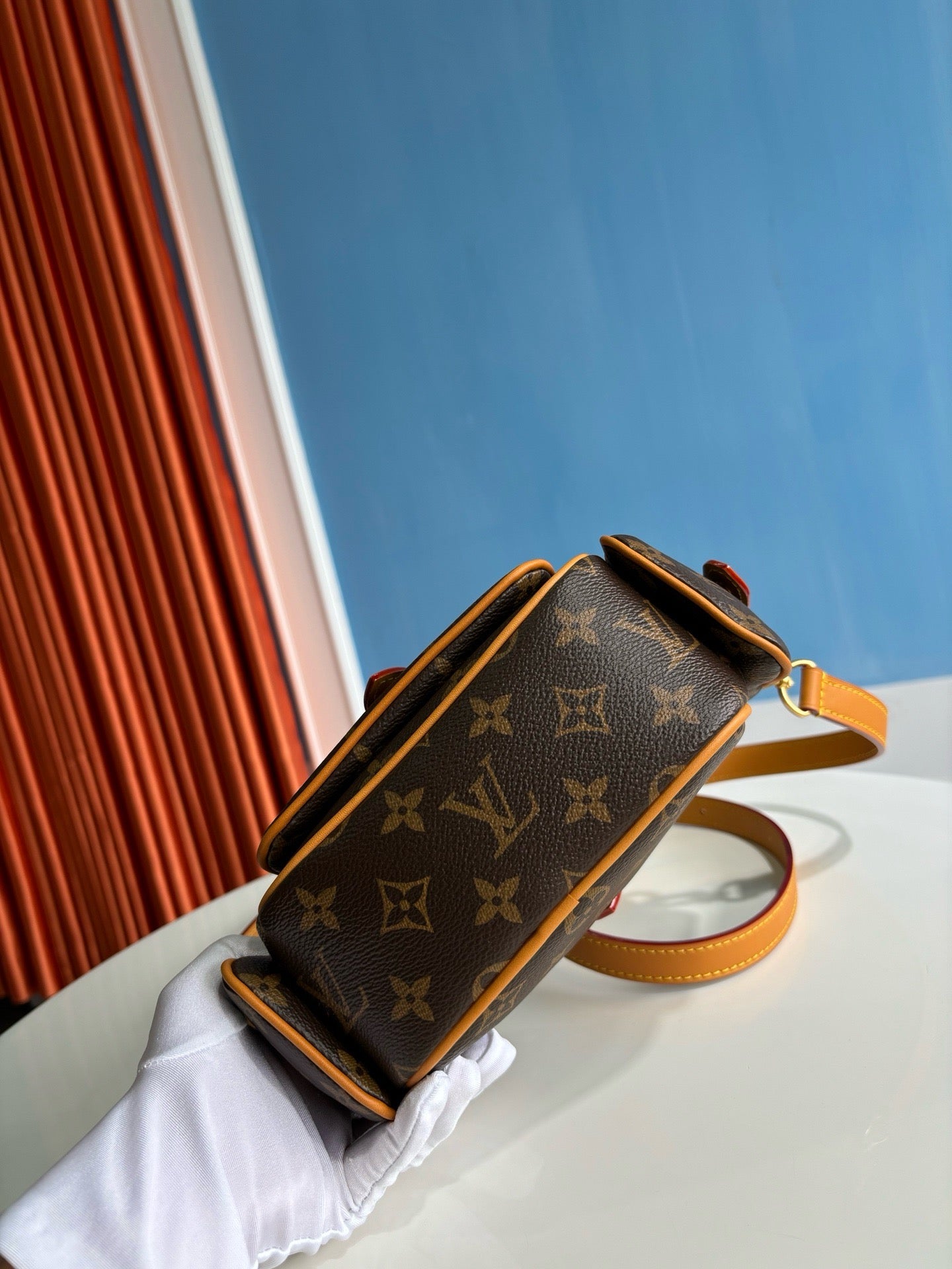 루이비통 / 카고 웨어러블 월릿