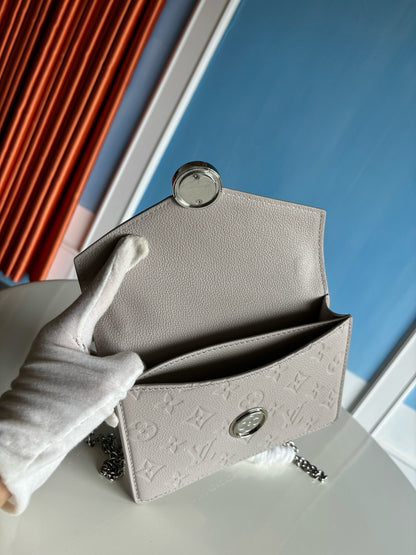 루이비통 / 월릿 온 체인 로지