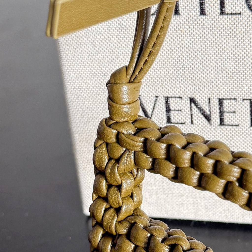 보테가 베네타 / 레터 F 참