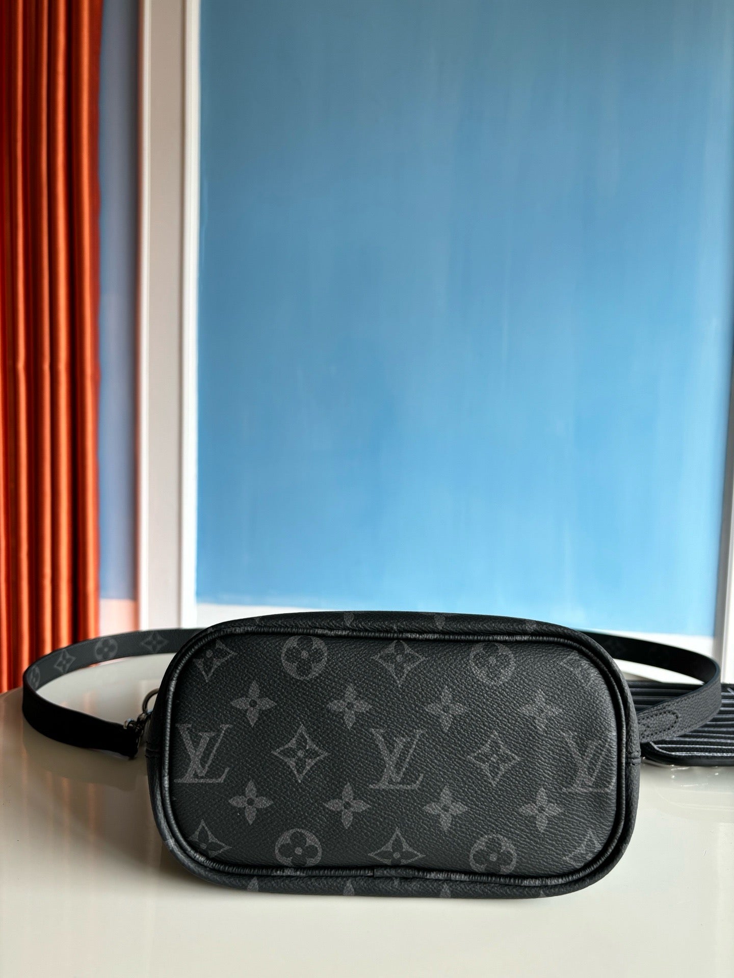 루이비통 / 네버풀 반둘리에 인사이드 아웃 BB