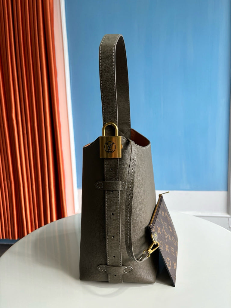 루이비통 / 로우 키 호보 PM