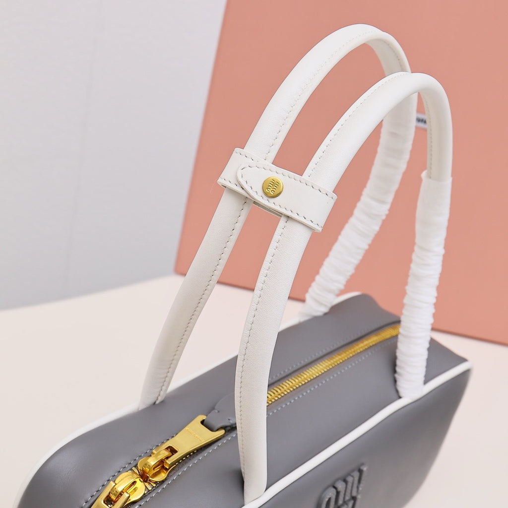 미우미우 / 가죽 보 백