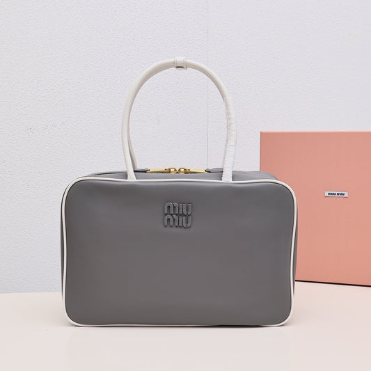 미우미우 / 가죽 보 백