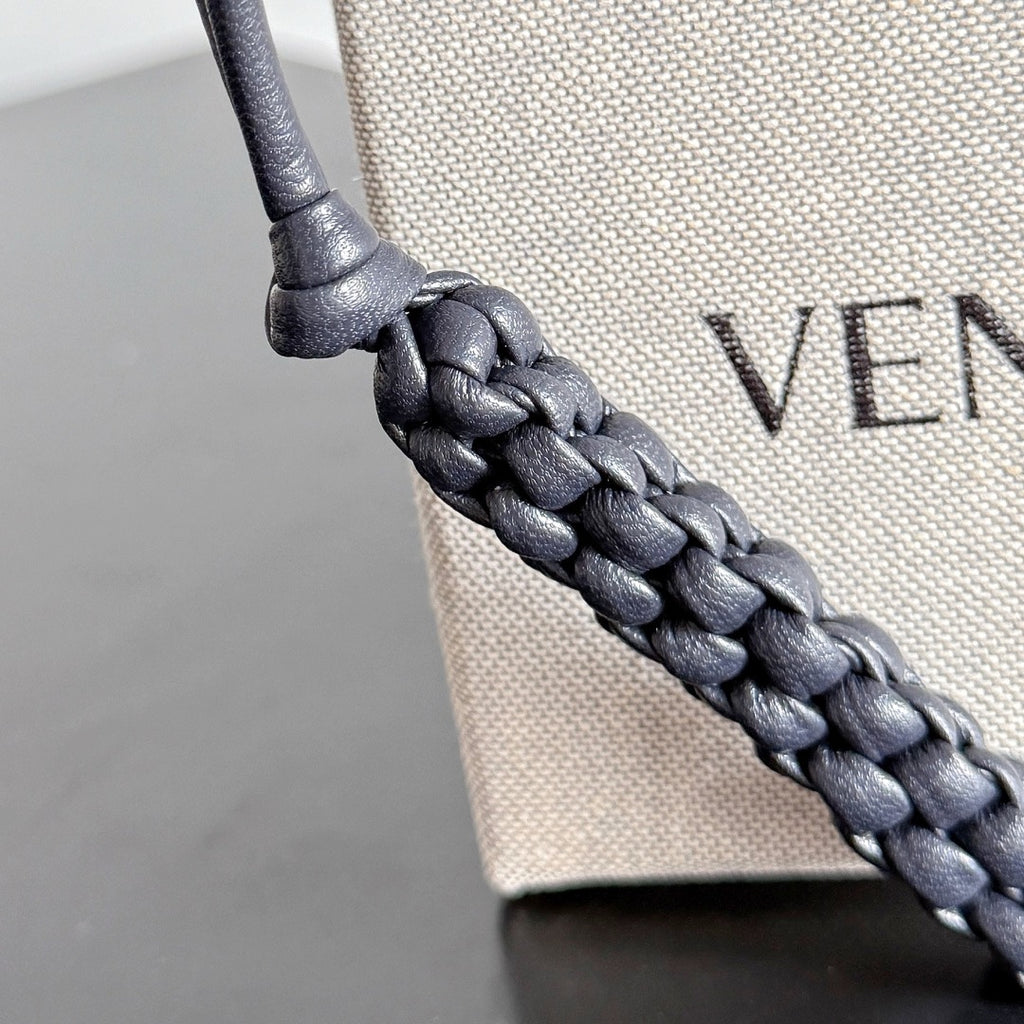 보테가 베네타 / 레터 I 참