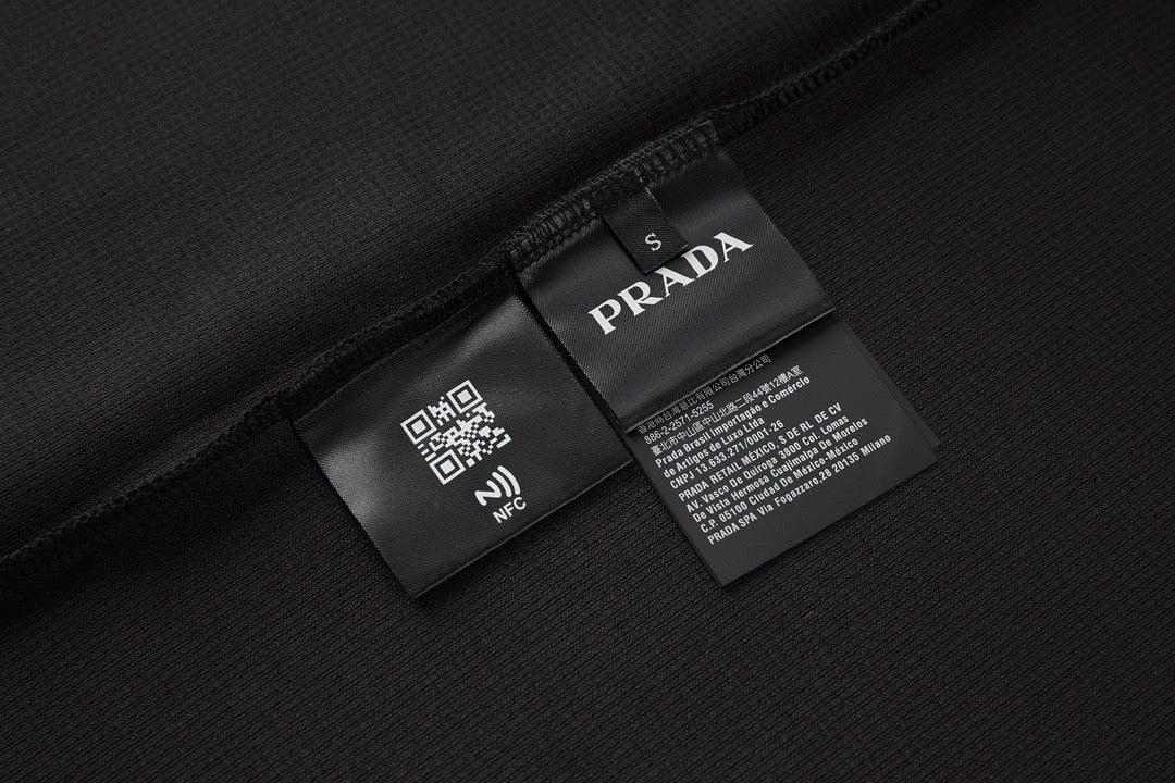 프라다 / 지퍼 로고 셔츠넥 티셔츠