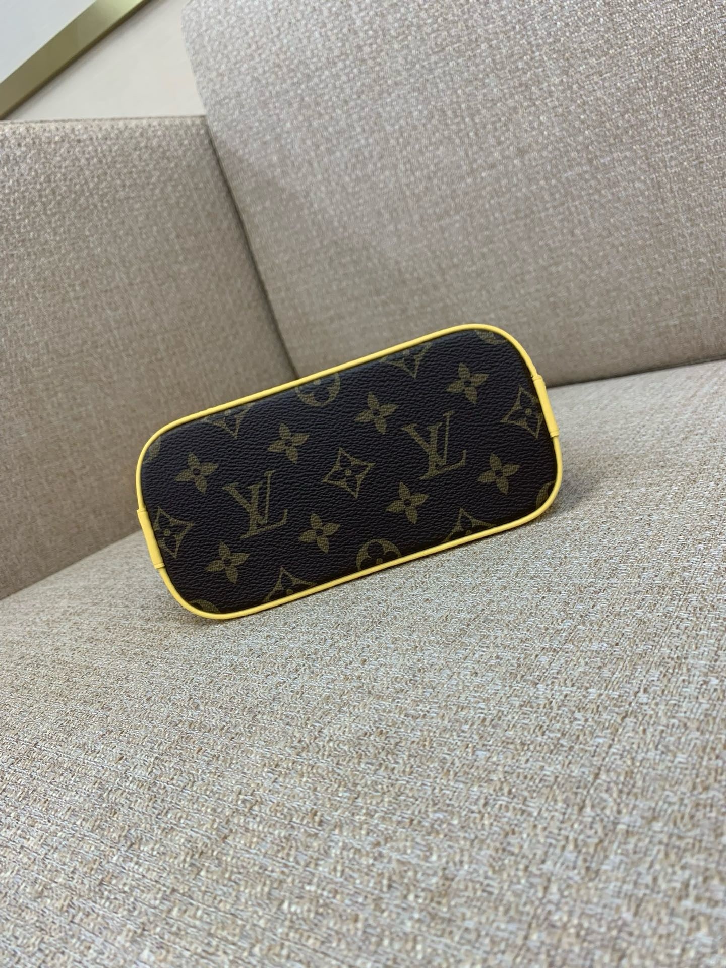 루이비통 / 나노 알마