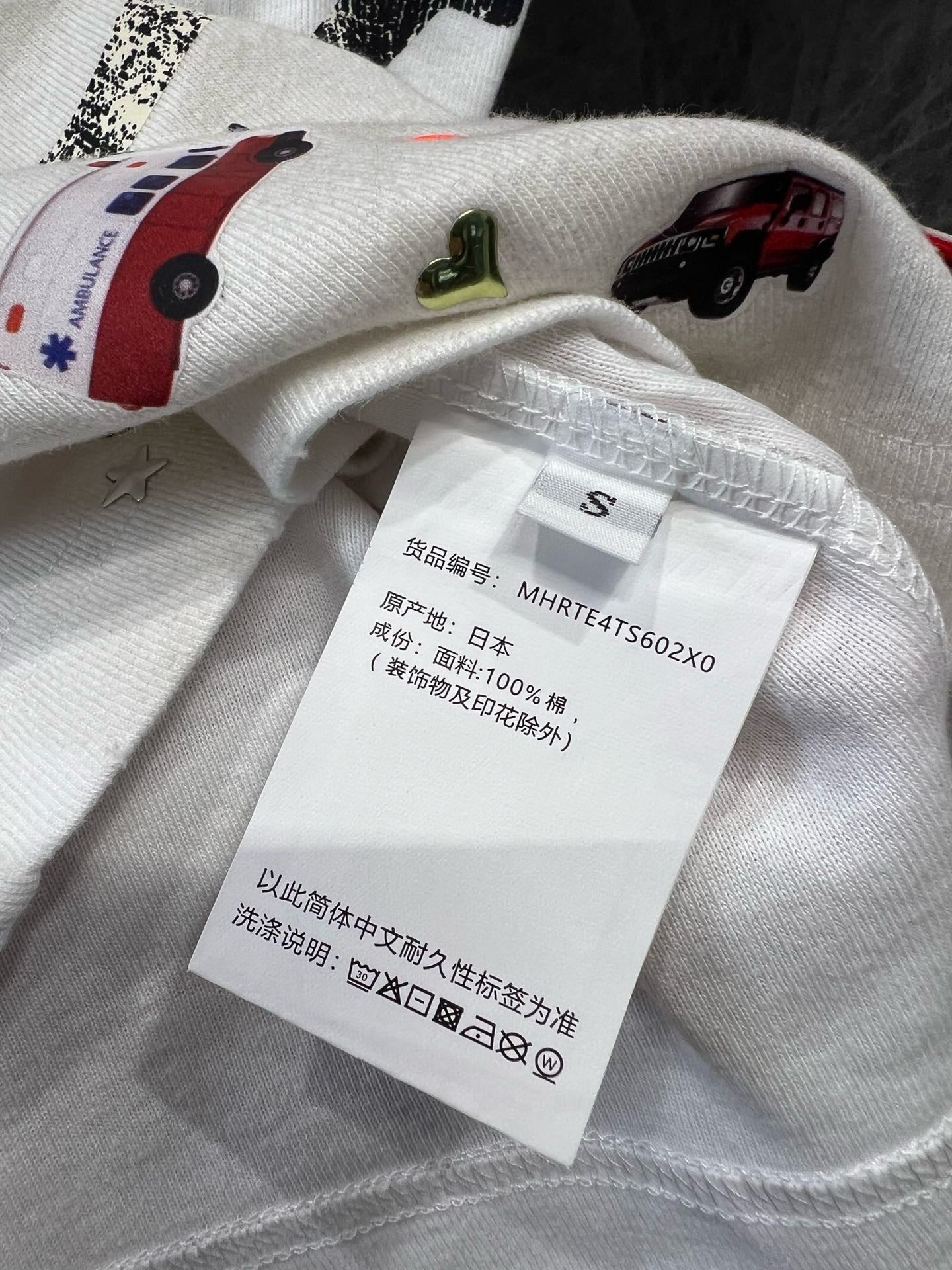 미하라야스히로 / 스마일 캐릭터 스티커 라운드 쇼트 티셔츠