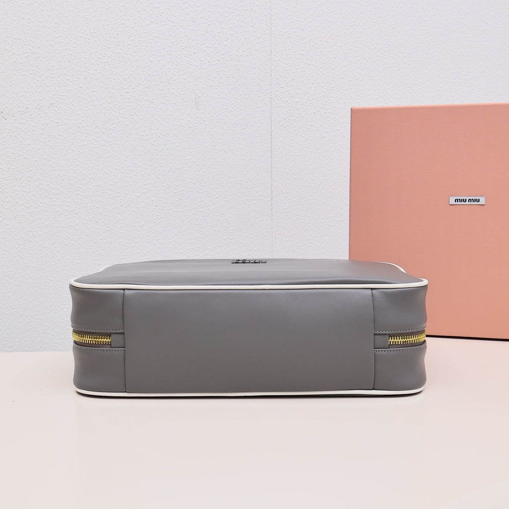 미우미우 / 가죽 보 백