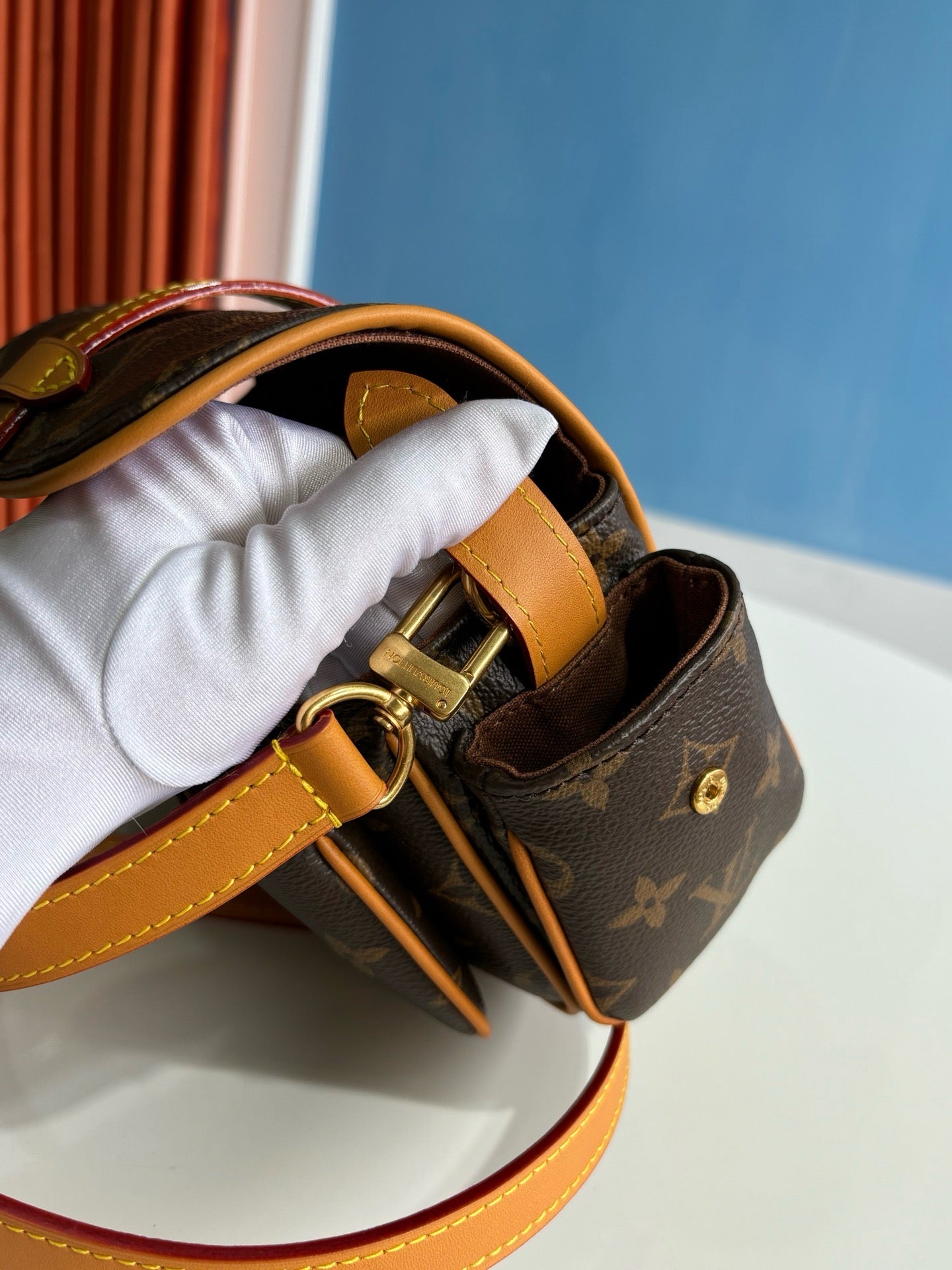 루이비통 / 카고 웨어러블 월릿