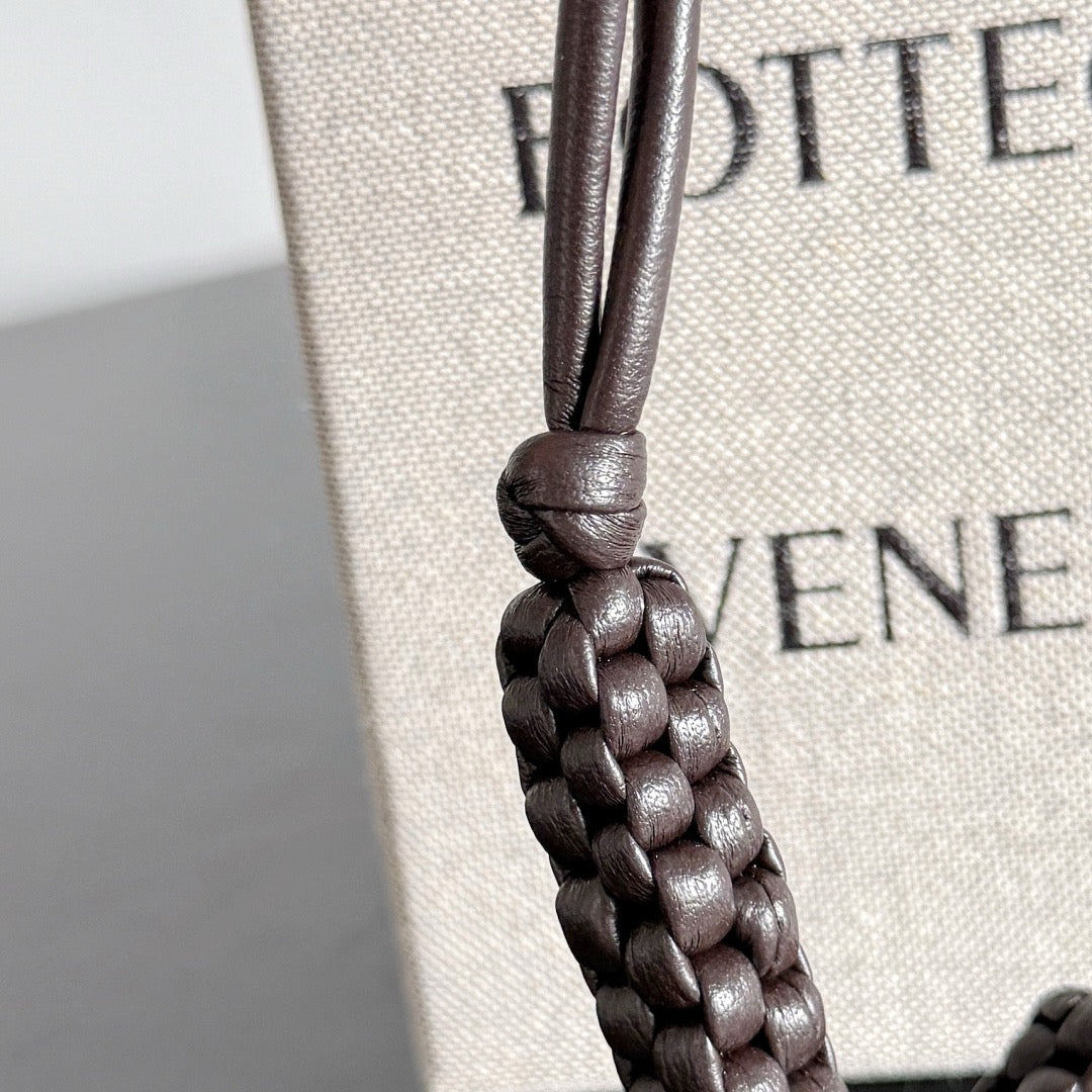 보테가 베네타 / 레터 J 참